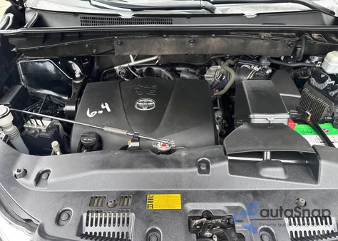 2019 Toyota Highlander Xle z USA, uszkodzony, nr VIN 5TDJZRFH8KS950263